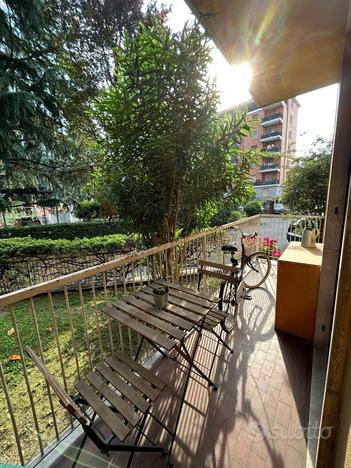 Grande camera con balcone privato per ragazza