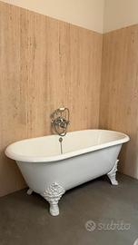 Vasca da bagno Gentry Home e rubinetteria Hilton