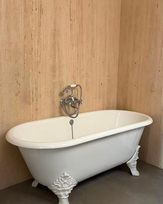 Vasca da bagno Gentry Home e rubinetteria Hilton