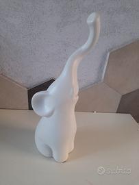 Elefante in ceramica bianca opaca con proboscide a