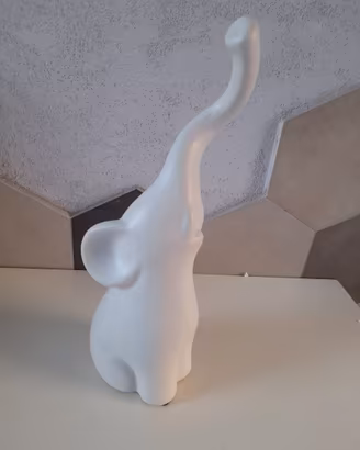 Elefante in ceramica bianca opaca con proboscide a