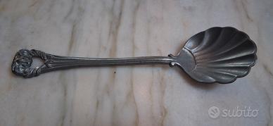 Cucchiaio vintage a conchiglia stile Liberty