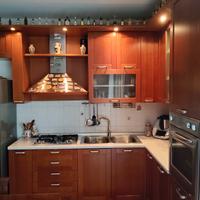 cucina angolare con elettrodomestici 