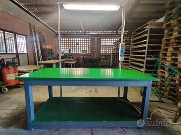 Tavolo da lavoro in legno con impianto elettrico