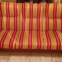 divano da soggiorno con poltrona e pouf