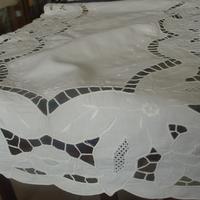 Runner Striscia ricamata e intagliato a mano