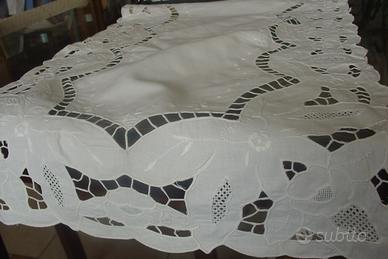 Runner Striscia ricamata e intagliato a mano