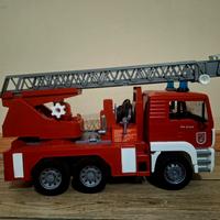 Bruder Autopompa MAN con scala girevole pompa dell