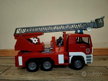 Bruder Autopompa MAN con scala girevole pompa dell