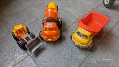 Bulldozer, betoniera e camion da scarico