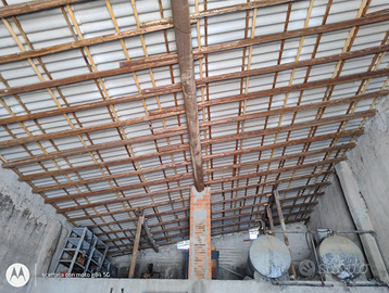 Capannone vicino fascia d'oro