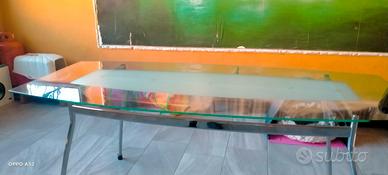 Tavolo in vetro e metallo – 180 cm – €45
