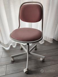 Sedia girevole con rotelle Ikea per bambina