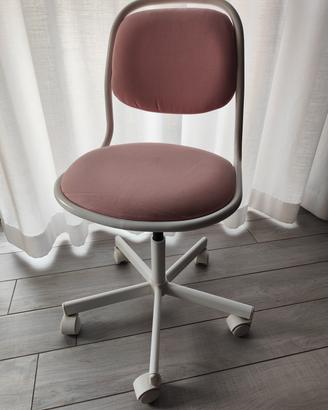 Sedia girevole con rotelle Ikea per bambina