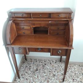 Scrittoio in legno di noce