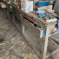 antico banco industriale proveniente da officina