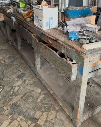 antico banco industriale proveniente da officina