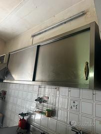 Scaffali e banco in acciaio inox