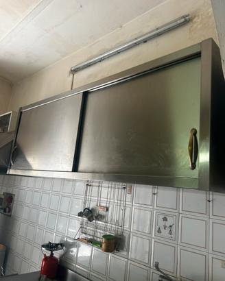 Scaffali e banco in acciaio inox