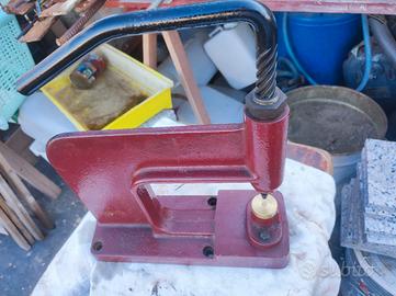 torchietto per borchie occhielli bottoni ecc 