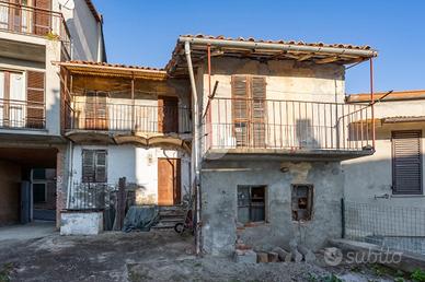 CASA SEMINDIPENDENTE A MONTEMAGNO