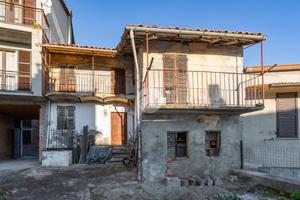 CASA SEMINDIPENDENTE A MONTEMAGNO