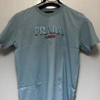 T-shirt azzurra con logo “Prada Milano” ricamato