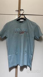 T-shirt azzurra con logo “Prada Milano” ricamato