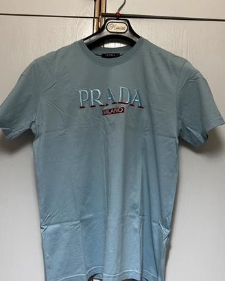 T-shirt azzurra con logo “Prada Milano” ricamato