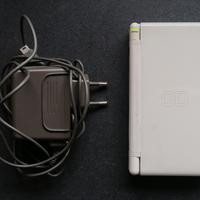 Nintendo DS Lite con due giochi