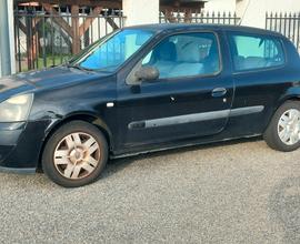 RENAULT Clio - 2004