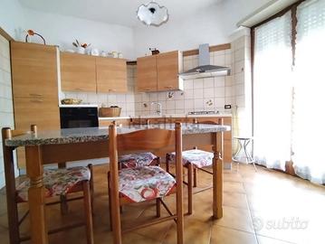 Tavolo in legno + 4 sedie