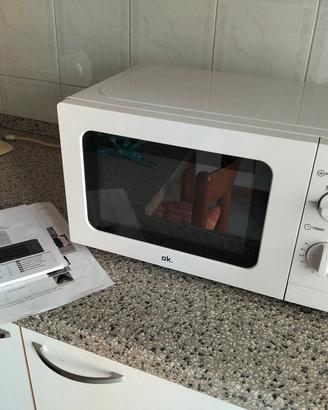 Forno a microonde, marca "Ok", pot.max 700 W