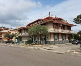 Fronte strada ampio e luminoso con spazi esterni