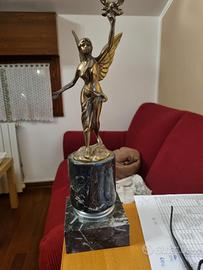 Statuetta in bronzo su base in marmo