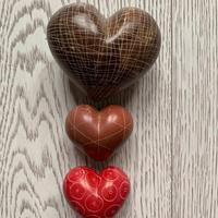 3 Sassi a forma di cuore dipinti a mano