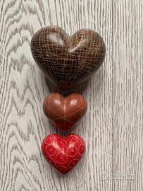3 Sassi a forma di cuore dipinti a mano