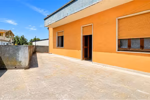 Bivano con cortile e terrazza