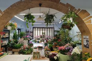 Spazioso luminoso negozio fiori storico centro