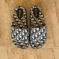 Ciabatte nere e bianche