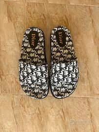 Ciabatte nere e bianche