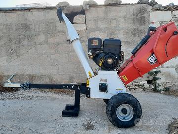 Cippatore con gancio di traino