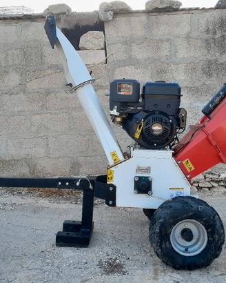 Cippatore con gancio di traino