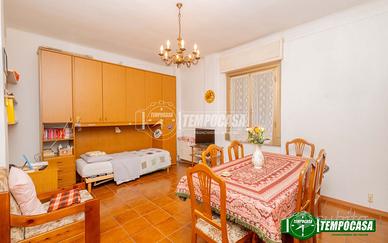 3 locali con cucina a vista e cantina.