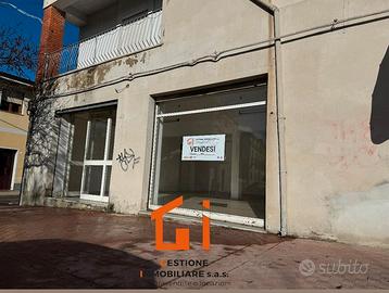 Locale Commerciale 100 mq 2 vetrine Viale Gramsci