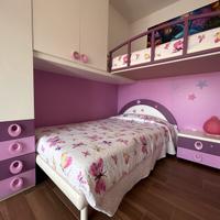 Cameretta angolare con soppalco.