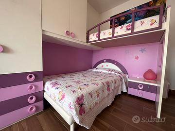 Cameretta angolare con soppalco.