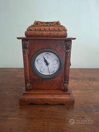 Orologio in legno contenitore