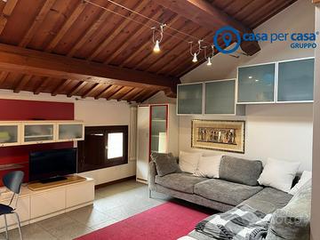 Elegante, mansardato, in centro storico a Monselic