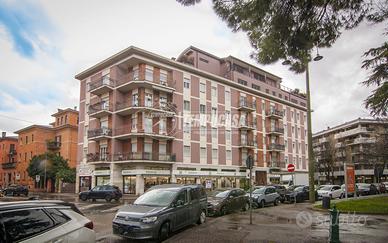 AMPIO E LUMINOSO 4 LOCALI CON BALCONE E BOX AUTO!